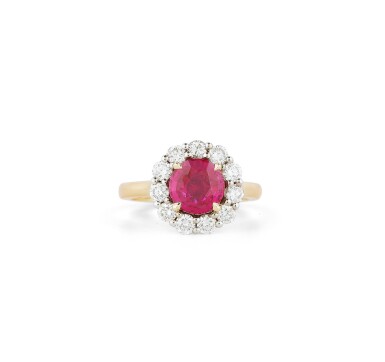 View full screen - View 1 of Lot 52. BAGUE RUBIS ET DIAMANTS | RUBY AND DIAMOND RING.