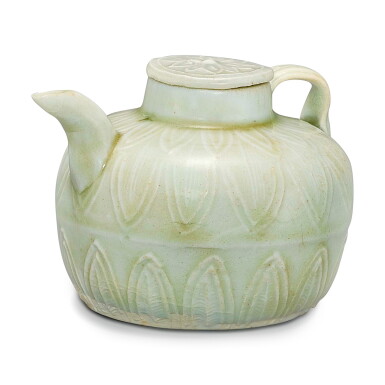 View full screen - View 1 of Lot 324. A QINGBAI CARVED EWER AND COVER SOUTHERN SONG DYNASTY | 南宋 青白釉刻蓮瓣紋蓋壺.