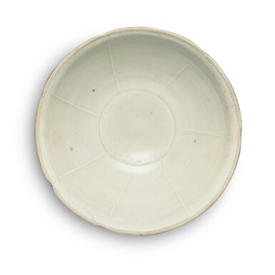 View full screen - View 1 of Lot 300. A lacquered lobed Ding-type white-glazed bowl, Northern Song / Jin dynasty, 北宋 / 金 後加漆定窰系白釉葵口盌.