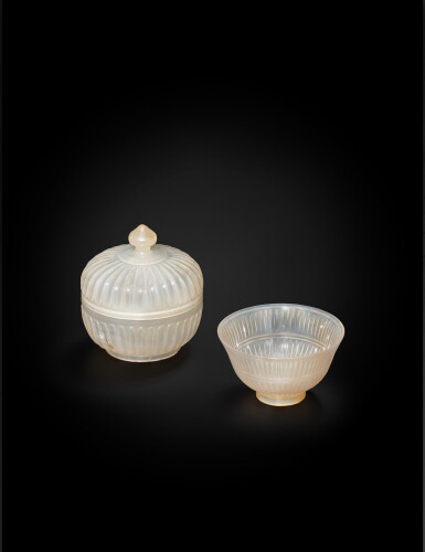 View full screen - View 1 of Lot 196. A mughal style agate box and cover and a mughal bowl, Qing dynasty, 19th century | 清十九世紀 痕都斯坦式瑪瑙雕蓋盒及小盃一組兩件.