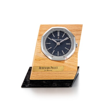 View full screen - View 1 of Lot 8106. Royal Oak Offshore, A stainless steel alarm desk clock with wooden stand, Circa 2015 | 愛彼 皇家橡樹離岸型系列 精鋼鬧鐘,備木製展示座,約2015年製.