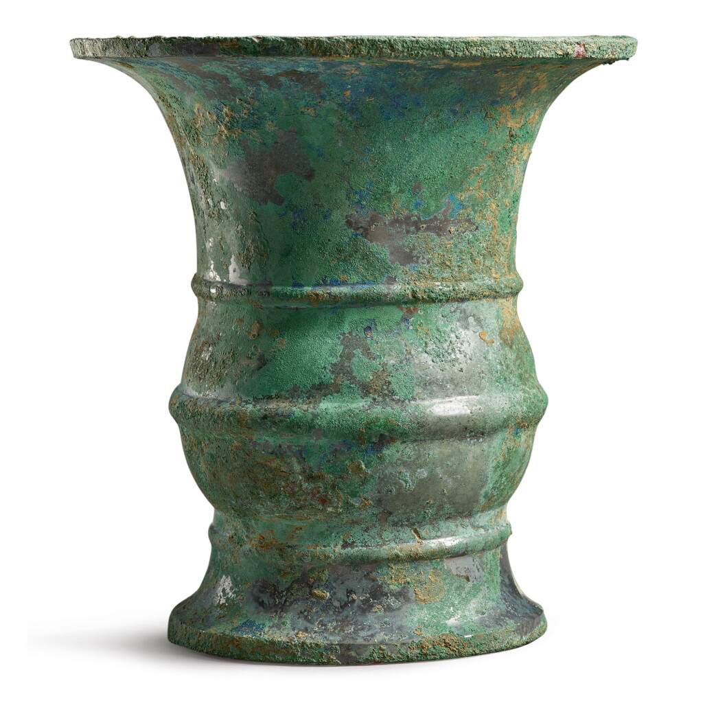 View full screen - View 1 of Lot 194. A very rare archaic bronze ritual wine vessel (Zun), Early Western Zhou dynasty | 西周初 青銅素帶尊.