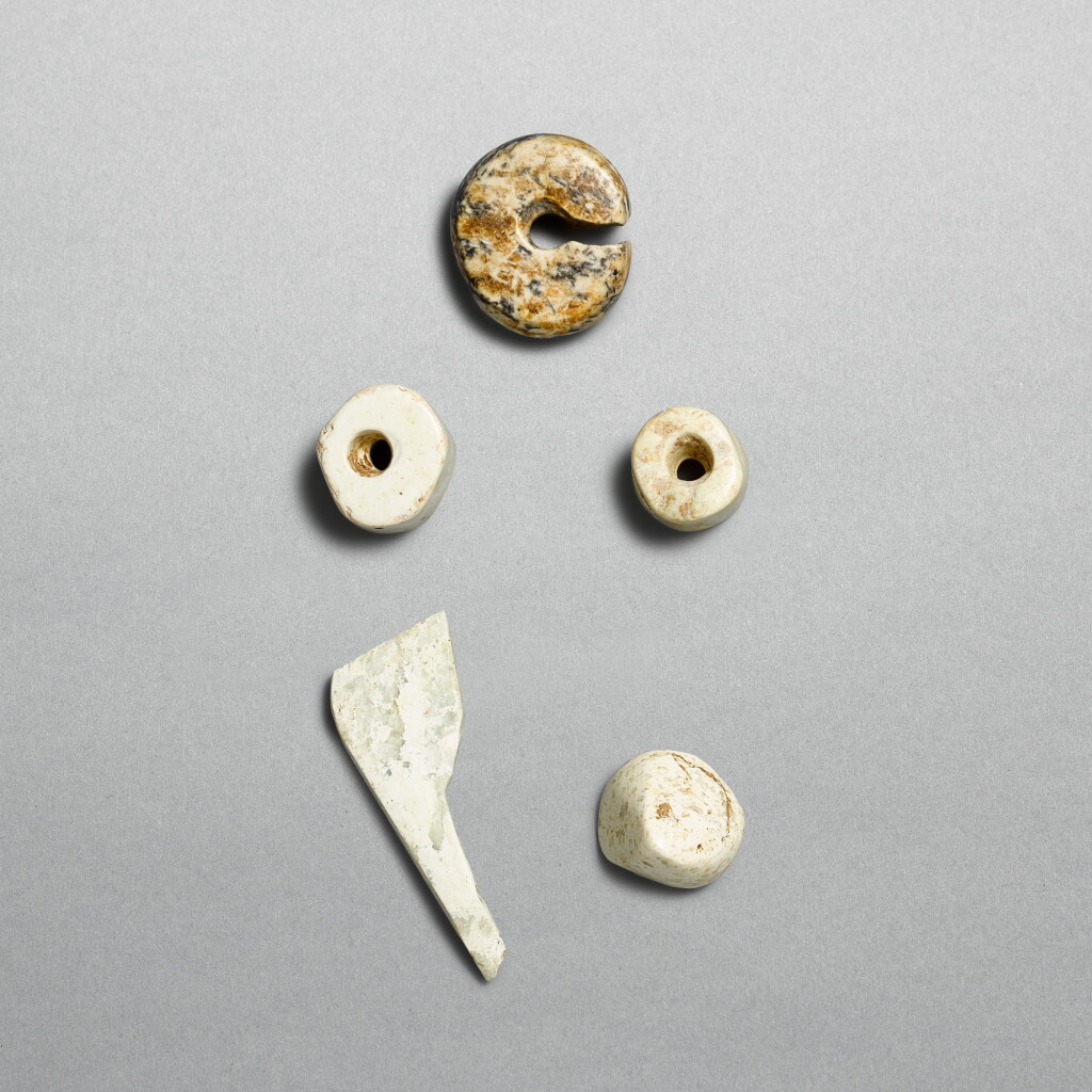 View full screen - View 1 of Lot 706. Three jade beads, a jade earring, jue and a jade ornament, Neolithic period, Liangzhu culture, Songze culture or Xuejiagang culture | 新石器時代 良渚及崧澤文化或薛家崗文化 玉玦一件、玉珠三件 及 玉飾一件 .