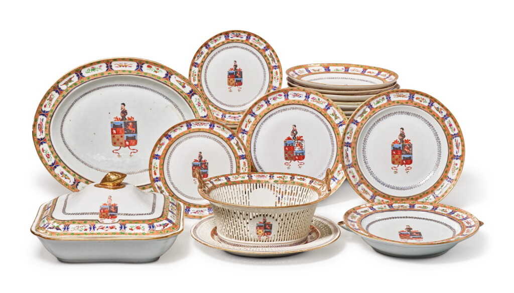 全螢幕檢視 - 查看466A Rare Chinese Export Armorial Part Dinner Service for the Portuguese Market, Qing Dynasty, Jiaqing/ Daoguang Period, circa 1820 | 清嘉慶 / 道光 約1820年 粉彩紋章圖餐具組的1