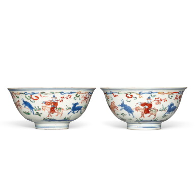 View full screen - View 1 of Lot 187. A pair of wucai 'Su Wu' bowls, Marks and period of Wanli | 明萬曆 青花五彩蘇武牧羊圖盌一對 《大明萬曆年製》款.