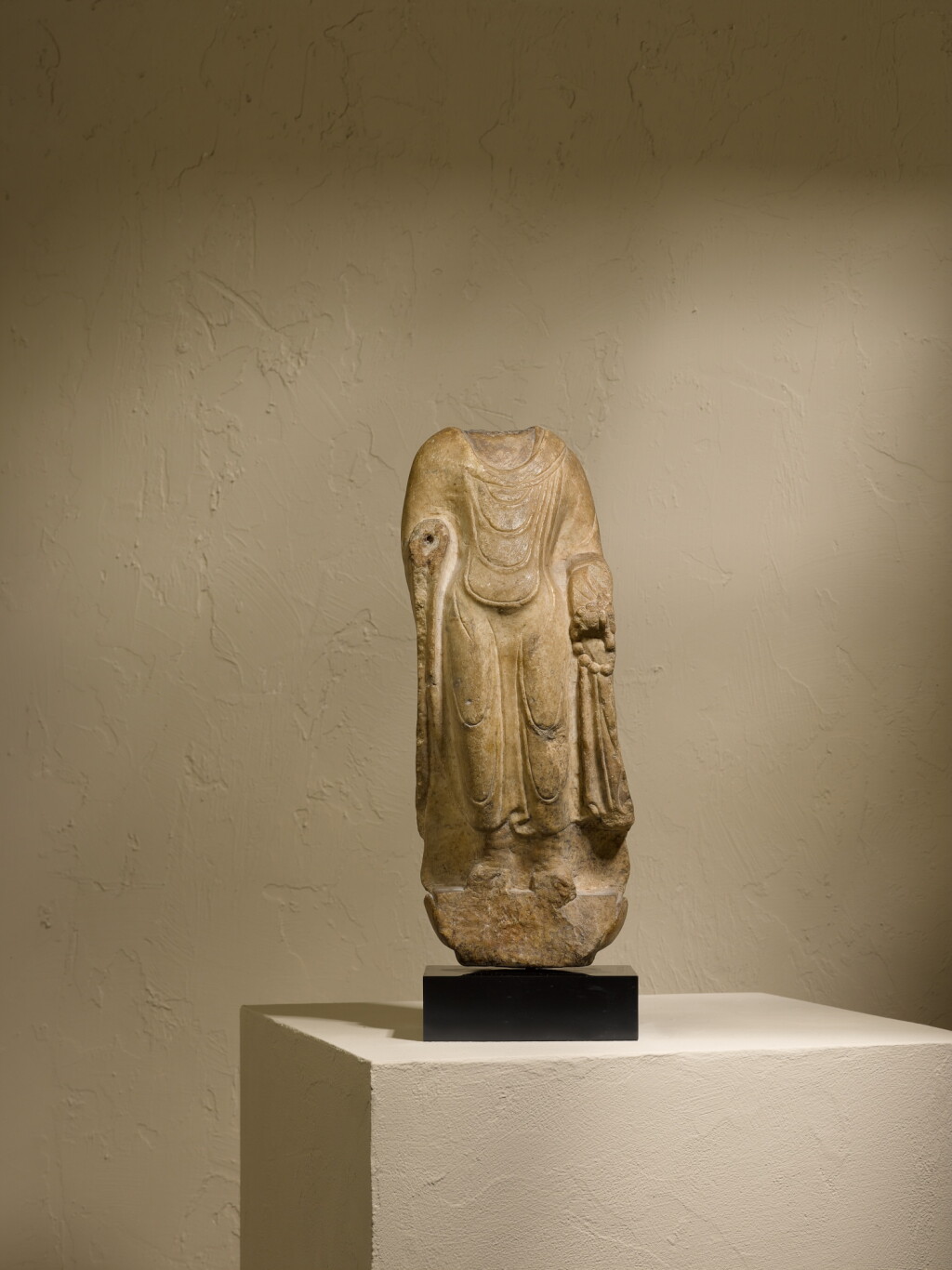 View full screen - View 1 of Lot 209. A marble torso of Bodhisattva, Sui/Tang dynasty | 隋/唐 大理石觀音立像殘件.