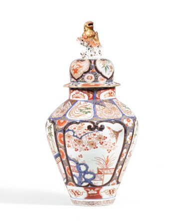 View full screen - View 1 of Lot 104. An Imari baluster vase and cover Japan, Edo period, circa 1700 | 日本 江戸時代 約1700年 伊萬里彩繪開光雞上屋簷紋獅鈕蓋罐.