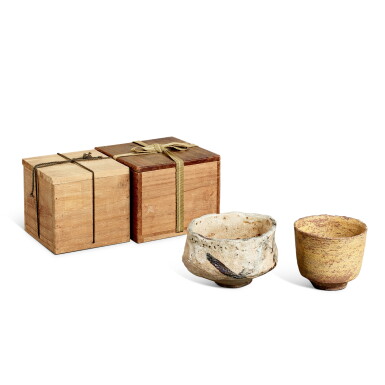 View full screen - View 1 of Lot 5517. A Korean tea bowl, Joseon dynasty, and a Japanese tea bowl, Edo period | 韓國 朝鮮王朝 黃伊羅保茶盌 及 日本 江戶時代 鐵繪竹紋志野茶盌.