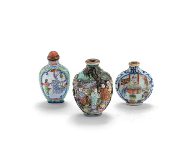 View full screen - View 1 of Lot 226. Ensemble de trois tabatières en porcelaine et émaux de Canton de la Famille Rose Fin du XIXE-début du XXE siècle | 十九世紀末至二十世紀初 鼻煙壺一組三件 | A group of two Famille-Rose snuff bottles and a Canton enamel snuff bottle, late 19th-early 20th century.