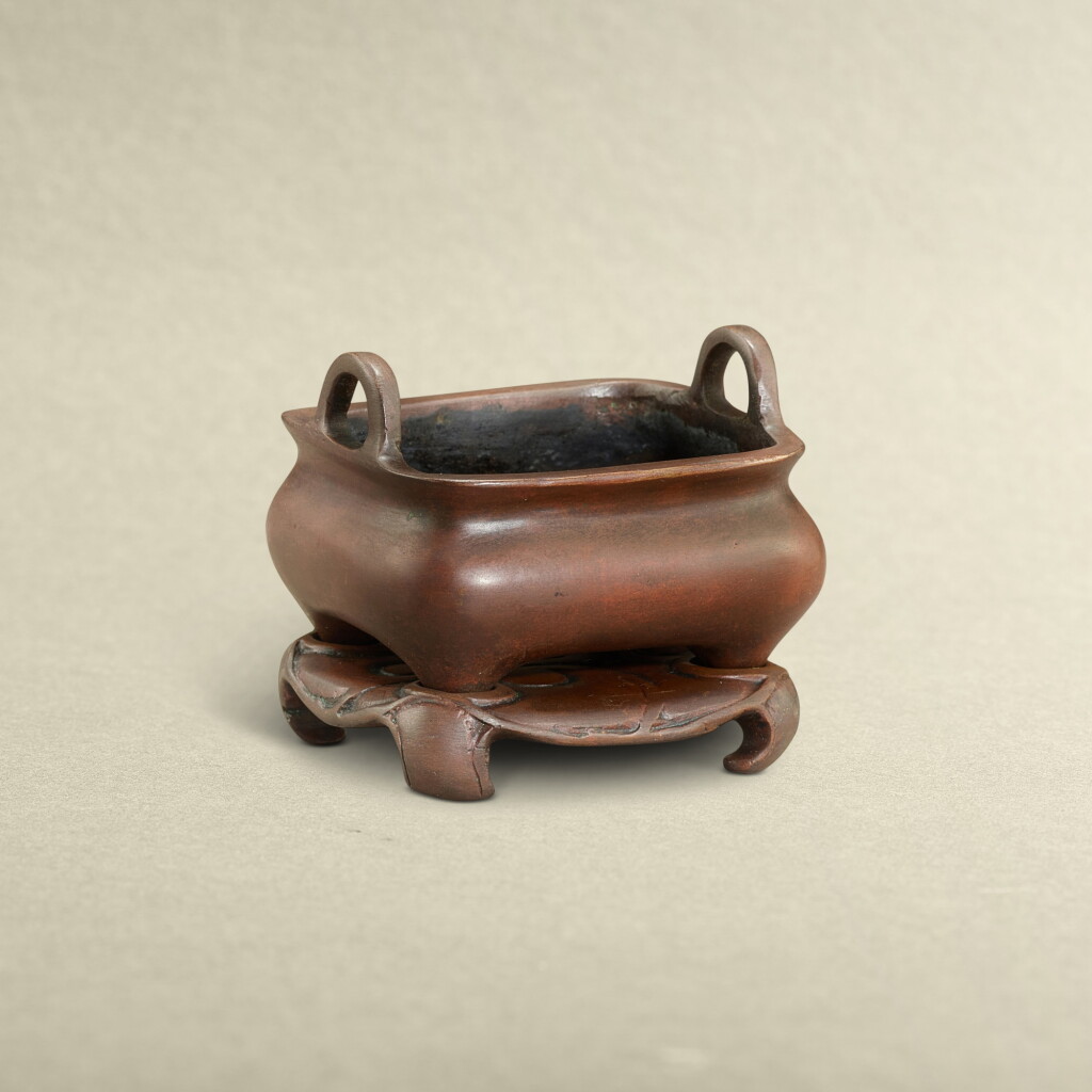 View full screen - View 1 of Lot 5732. A small bronze rectangular incense burner with stand, Mark and period of Kangxi | 清康熙 銅帶座方形琴爐 《康熙年製》款.