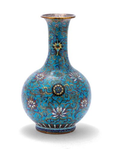 View full screen - View 1 of Lot 83. Vase en bronze doré et émaux cloisonnés Dynastie Qing, XIXE siècle | 清十九世紀 掐絲琺瑯蓮紋長頸撇口瓶 | A cloisonne enamel 'lotus' vase, Qing dynasty, 19th century.