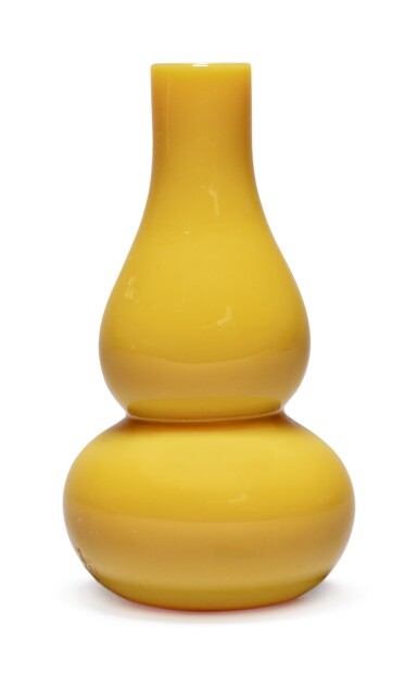 View full screen - View 1 of Lot 1016. A YELLOW GLASS DOUBLE-GOURD VASE, QING DYNASTY, 18TH / 19TH CENTURY.