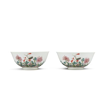 View full screen - View 1 of Lot 33. A pair of famille-rose ‘floral’ bowls, 20th century.