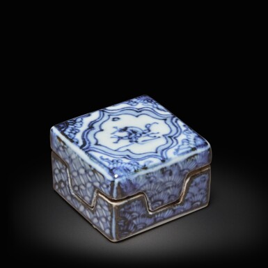 View full screen - View 1 of Lot 563. A small blue and white square seal paste box and cover, Late Ming dynasty | 明末 青花開光高士圖印泥盒 《成化年製》仿款.