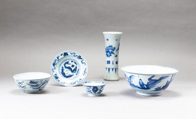 View full screen - View 1 of Lot 103. A group of five blue and white porcelains, Transitional period, 17th century | .