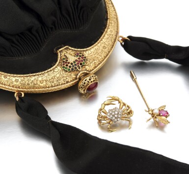 View full screen - View 1 of Lot 32. Evening bag and two brooches (Borsetta da sera e due spille).