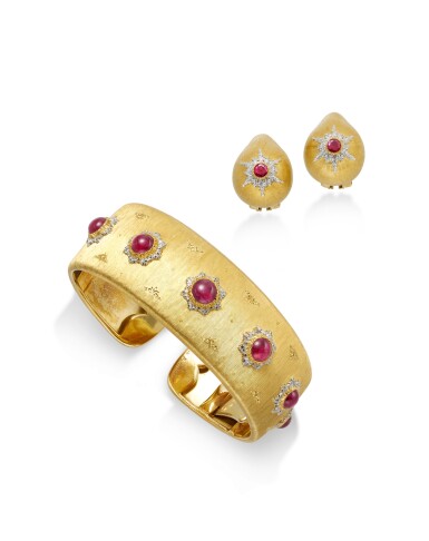 View full screen - View 1 of Lot 1949. Ruby and Gold Bangle and Pair of Ear Clips | 吉安馬里亞 布契拉提 | 紅寶石 配 K金 手鐲 及 耳夾一對.