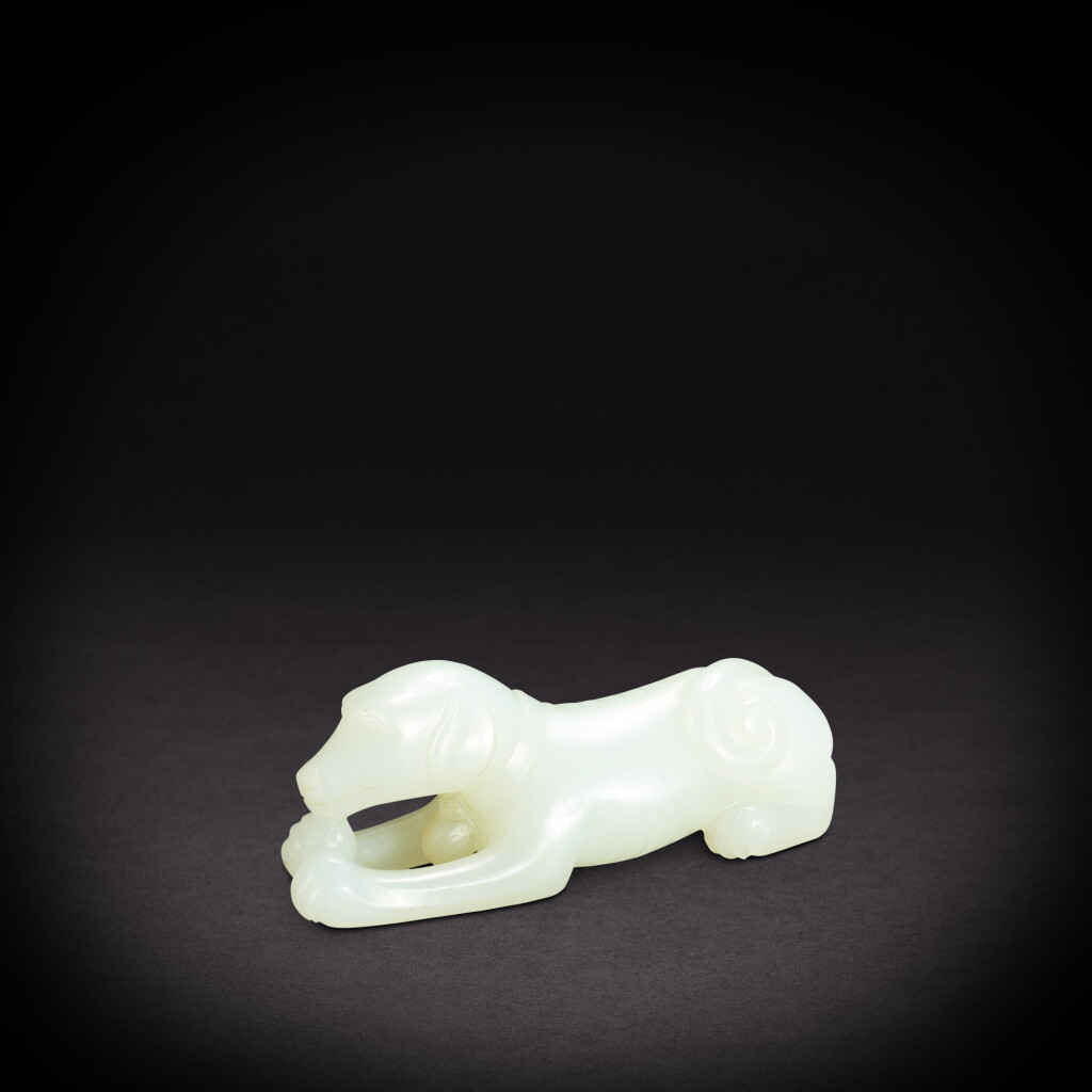 全螢幕檢視 - 查看6885A white jade recumbent dog, Qing dynasty, 19th century | 清十九世紀 白玉臥犬的1
