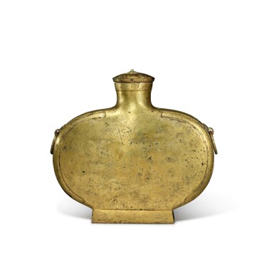 View full screen - View 1 of Lot 249. A rare incised gilt-bronze 'phoenix' vessel and cover (Bianhu), Han dynasty | 漢 銅鎏金雲鳳紋扁壺連蓋.