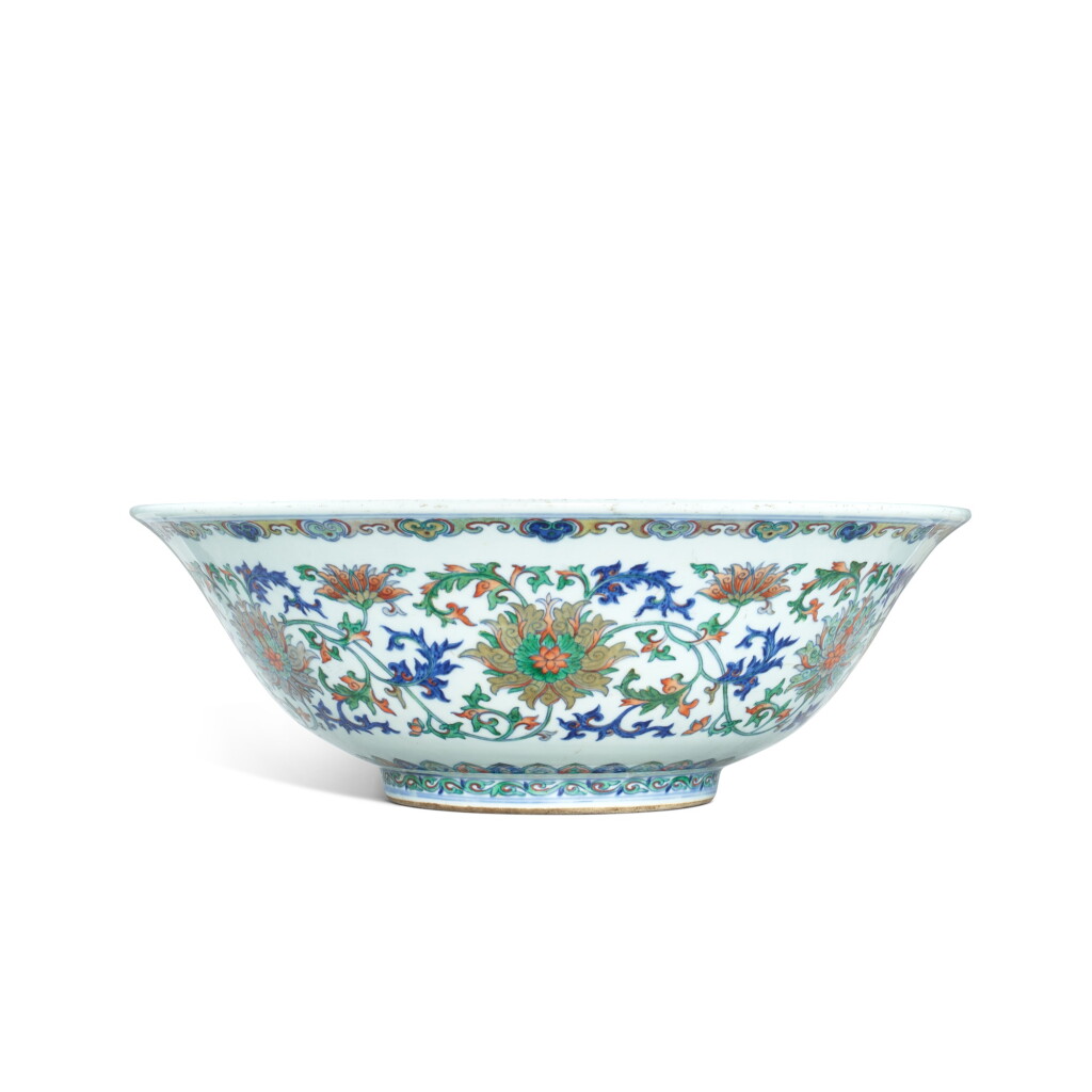 View full screen - View 1 of Lot 3314. A large doucai 'lotus' bowl, Qing dynasty, Yongzheng - Qianlong period | 清雍正至乾隆 闘彩纏枝蓮紋大盌 《大明宣德年製》寄託款.