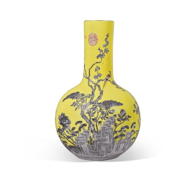 View full screen - View 1 of Lot 582. A yellow-ground grisaille-painted 'Dayazhai' 'birds and flowers' vase (Tianqiuping), Qing dynasty, Guangxu period, circa 1876 | 清光緒 約1876年 黃地墨彩花鳥紋天球瓶 《大雅齋》《天地一家春》《永慶長春》款.