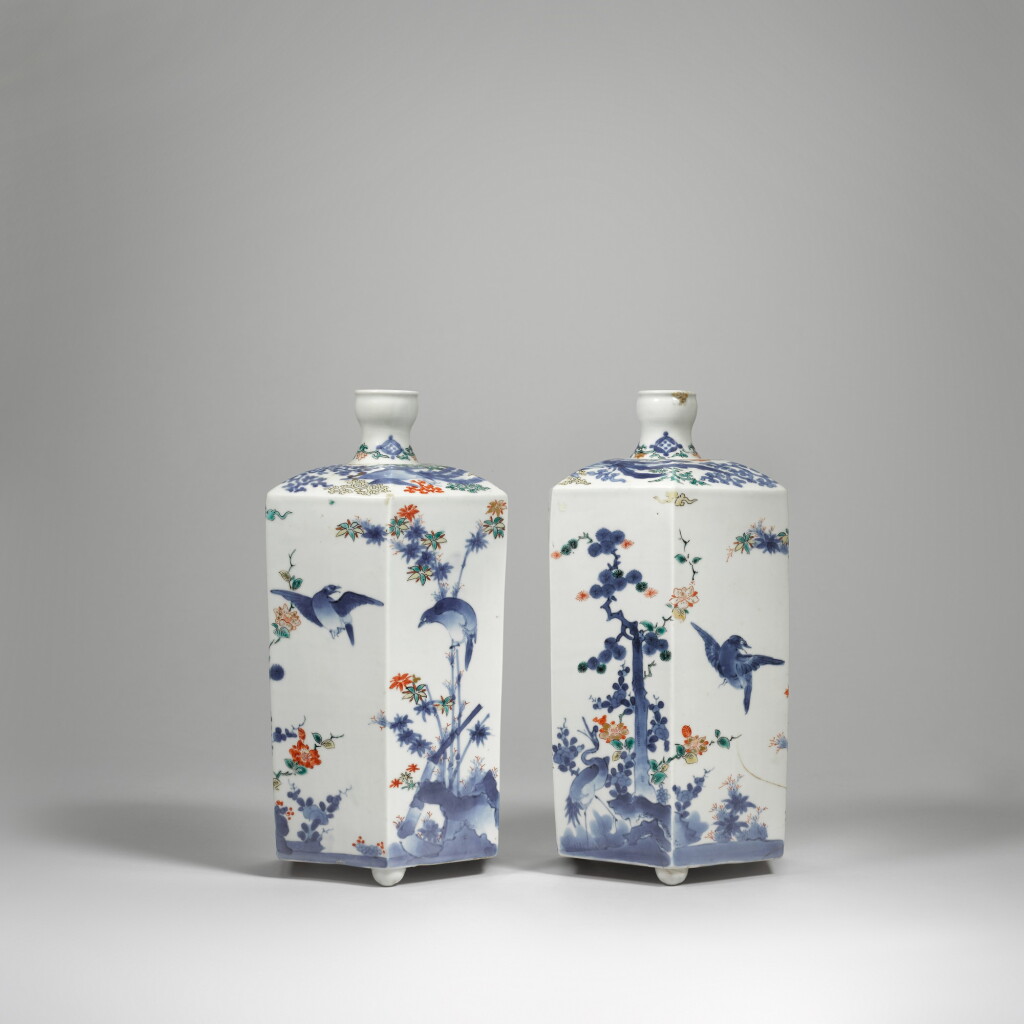 Voir en plein écran - Voir 1 du lot 28. A pair of hexagonal Kakiemon style sake flasks | Edo period, late 17th century.
