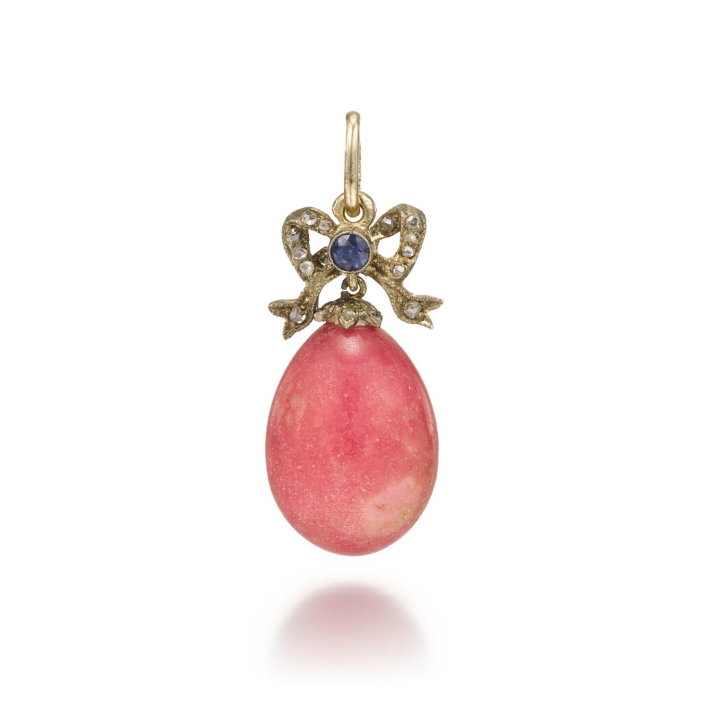 View full screen - View 1 of Lot 150. A jewelled gold-mounted rhodonite egg pendant, probably August Hollming, St Petersburg, 1904-1912.