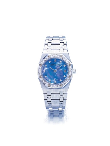 View full screen - View 1 of Lot 32. AUDEMARS PIGUET | REF E18018 ROYAL OAK, A WHITE GOLD AND DIAMOND SET WRISTWATCH WITH DATE AND MOTHER OF PEARL DIAL CIRCA 2005.
