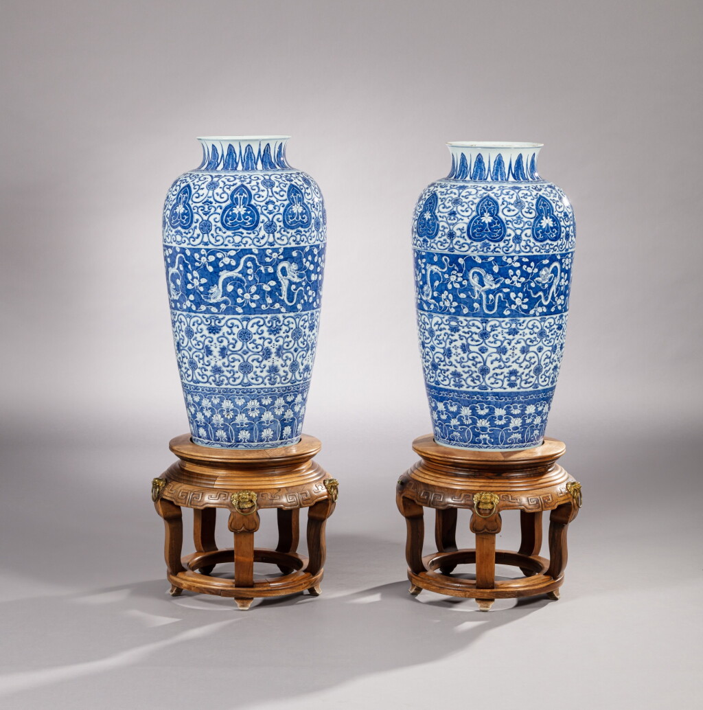 View full screen - View 1 of Lot 31. Paire de grands vases en porcelaine bleu blanc, dynastie Qing, période Kangxi.