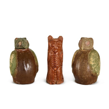 View full screen - View 1 of Lot 804. A pair of brown and green-glazed 'owl' jars and covers, and a brown-glazed pottery figure of an owl Han dynasty | 漢 鴟鴞形帶蓋陶罐一對 及 褐釉貓頭鷹.
