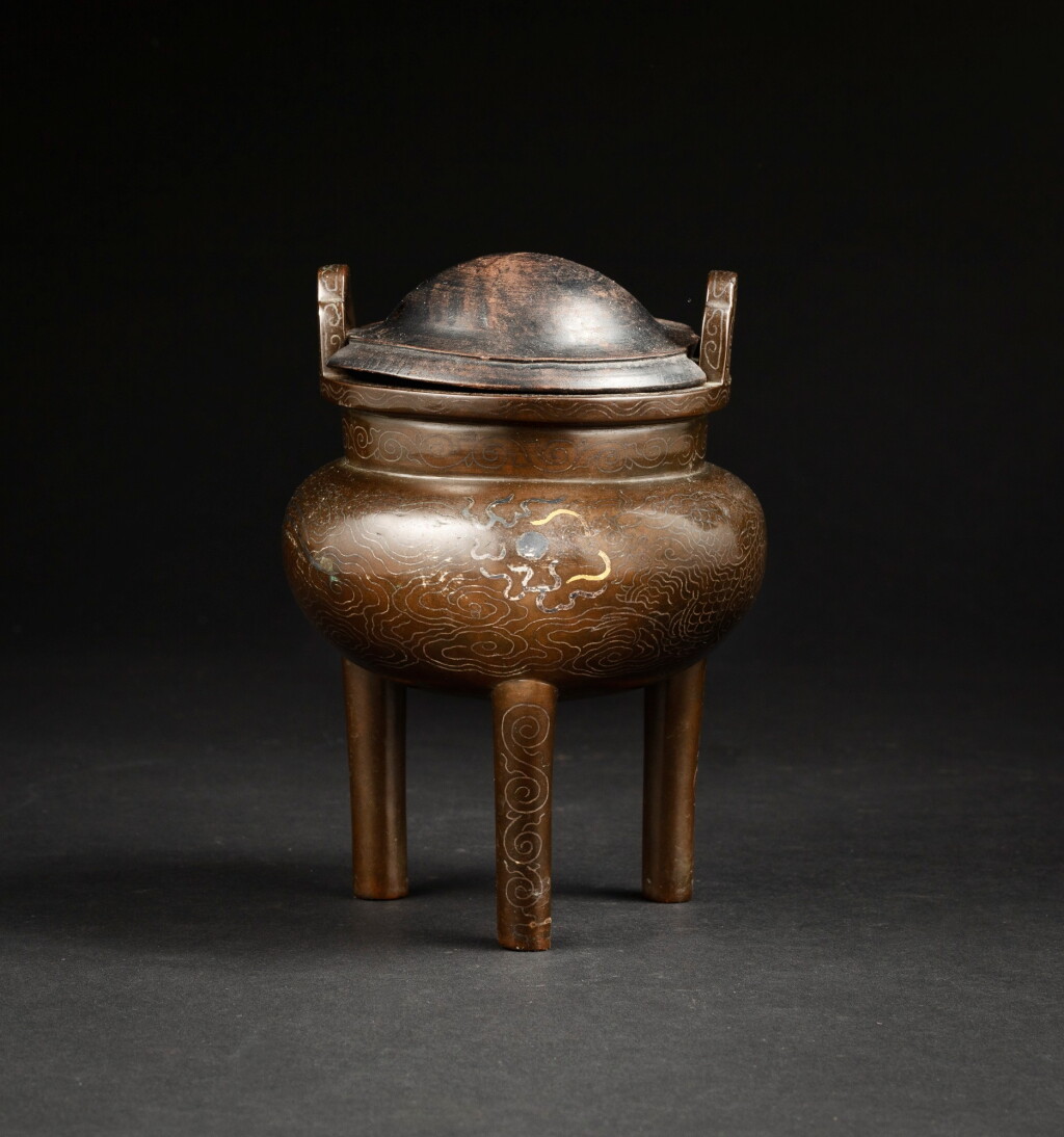 全螢幕檢視 - 查看128A gold and silver filigree inlaid 'dragon' incense burner Qing dynasty, 18th century | 清十八世紀 銅錯金銀冲天耳鼎爐 《玉堂石叟》款的1