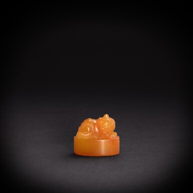 View full screen - View 1 of Lot 5673. A tianhuang 'mythical beast' seal, Qing dynasty, 17th century | 清十七世紀 田黃瑞獸鈕印.