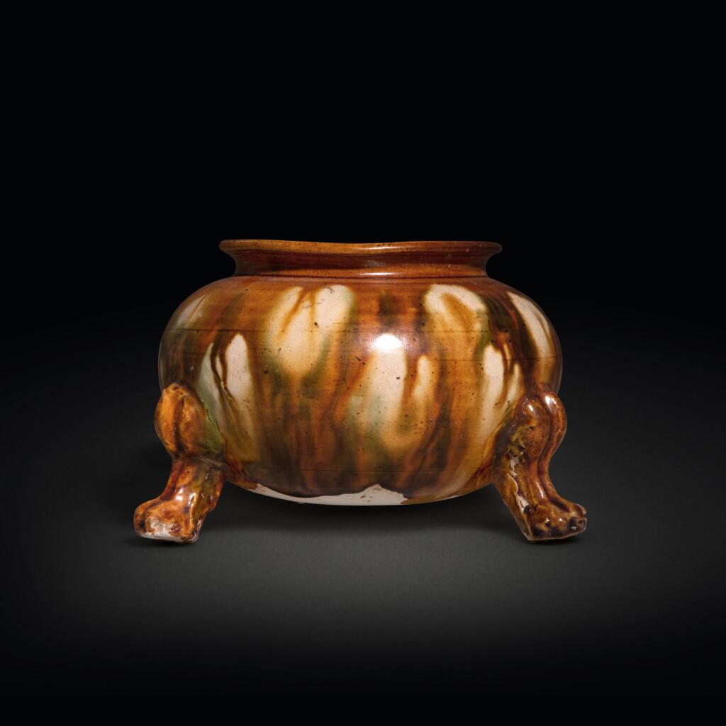 Voir en plein écran - Voir 1 du lot 542. A sancai-glazed pottery tripod censer, Tang dynasty | 唐 三彩三足爐.