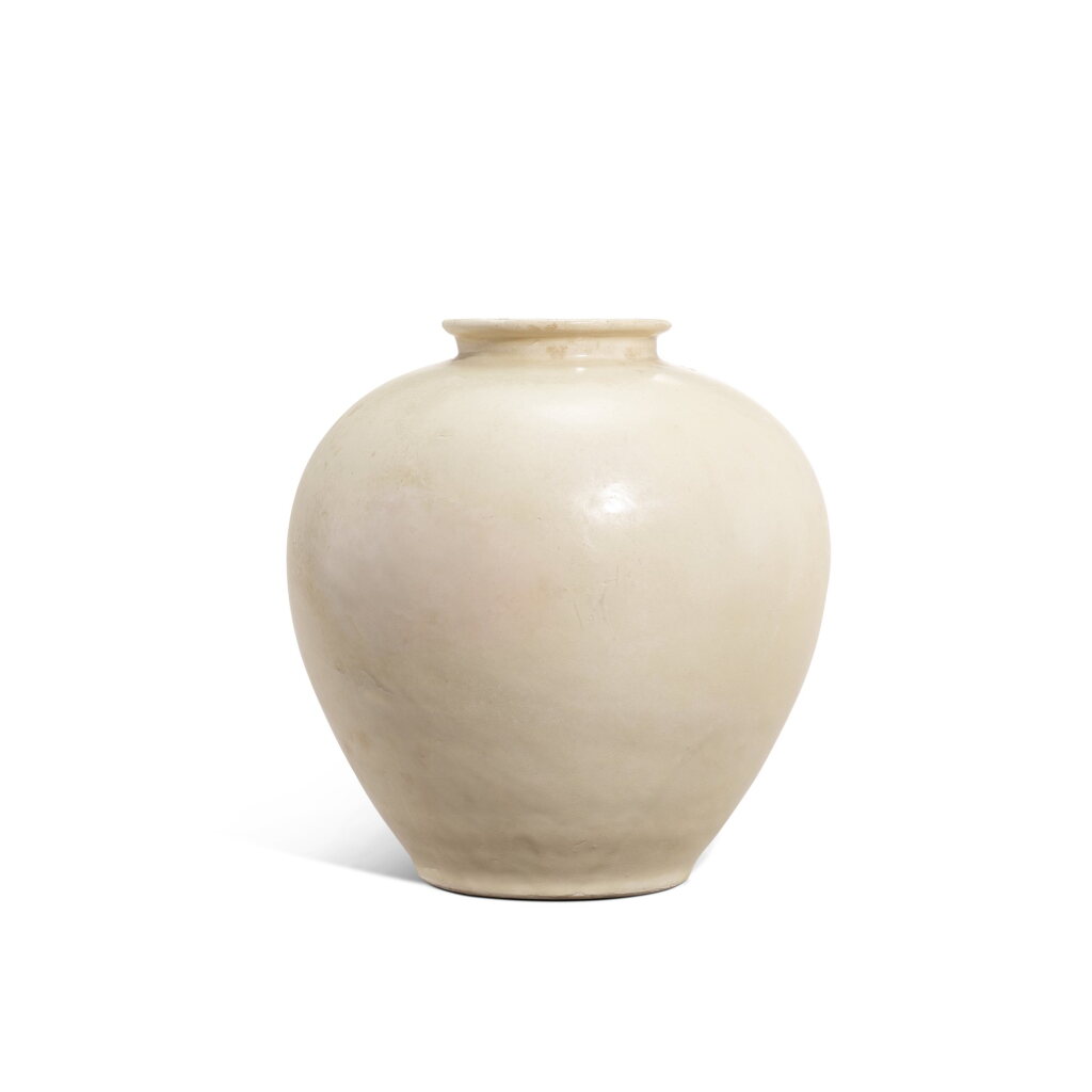 View full screen - View 1 of Lot 302. A Xingyao white-glazed pottery jar, Tang dynasty | 唐 邢窰白釉罐.