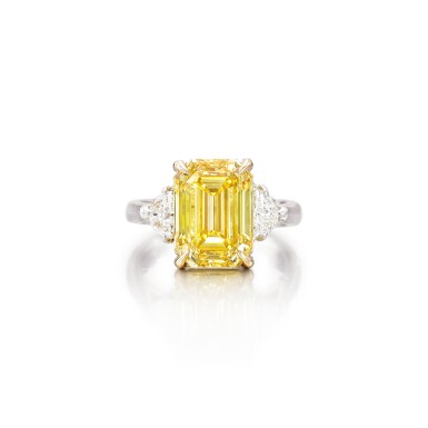 View full screen - View 1 of Lot 289. Fancy Vivid Yellow Diamond and Diamond Ring | 7.01克拉 艷彩黃色 鑽石 配 鑽石 戒指.