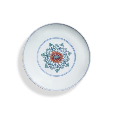 View full screen - View 1 of Lot 9306. A doucai 'double lotus' dish, Mark and period of Yongzheng | 清雍正 鬪彩寶相並蒂蓮紋盤 《大清雍正年製》款.