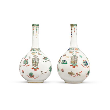 View full screen - View 1 of Lot 661. A pair of famille-verte 'Hundred Antiques' bottle vases, Qing dynasty, Kangxi period | 清康熙 五彩博古紋長頸瓶一對.