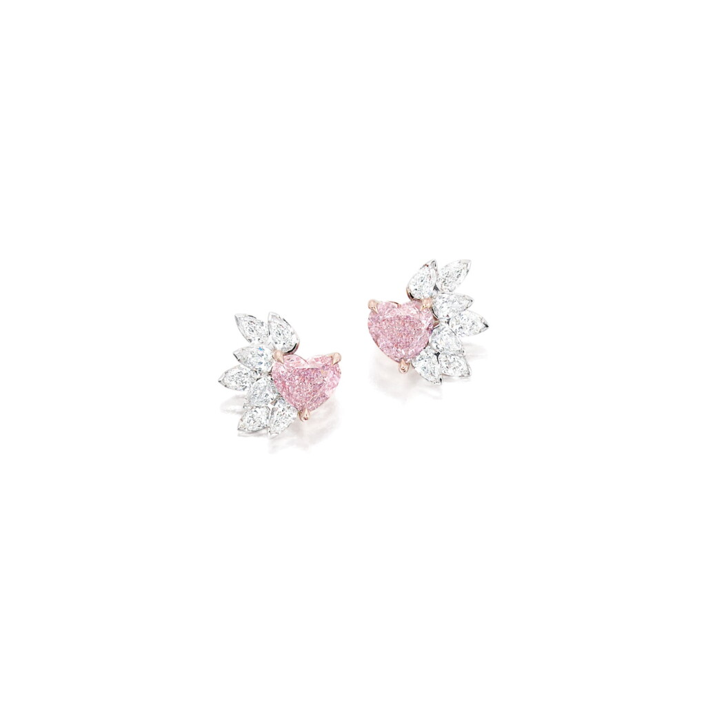 View full screen - View 1 of Lot 1654. PAIR OF FANCY PURPLISH PINK DIAMOND AND DIAMOND EARRINGS 1.02及1.01卡拉 心形 彩紫粉紅色 SI1淨度 鑽石 配 鑽石 耳環一對.