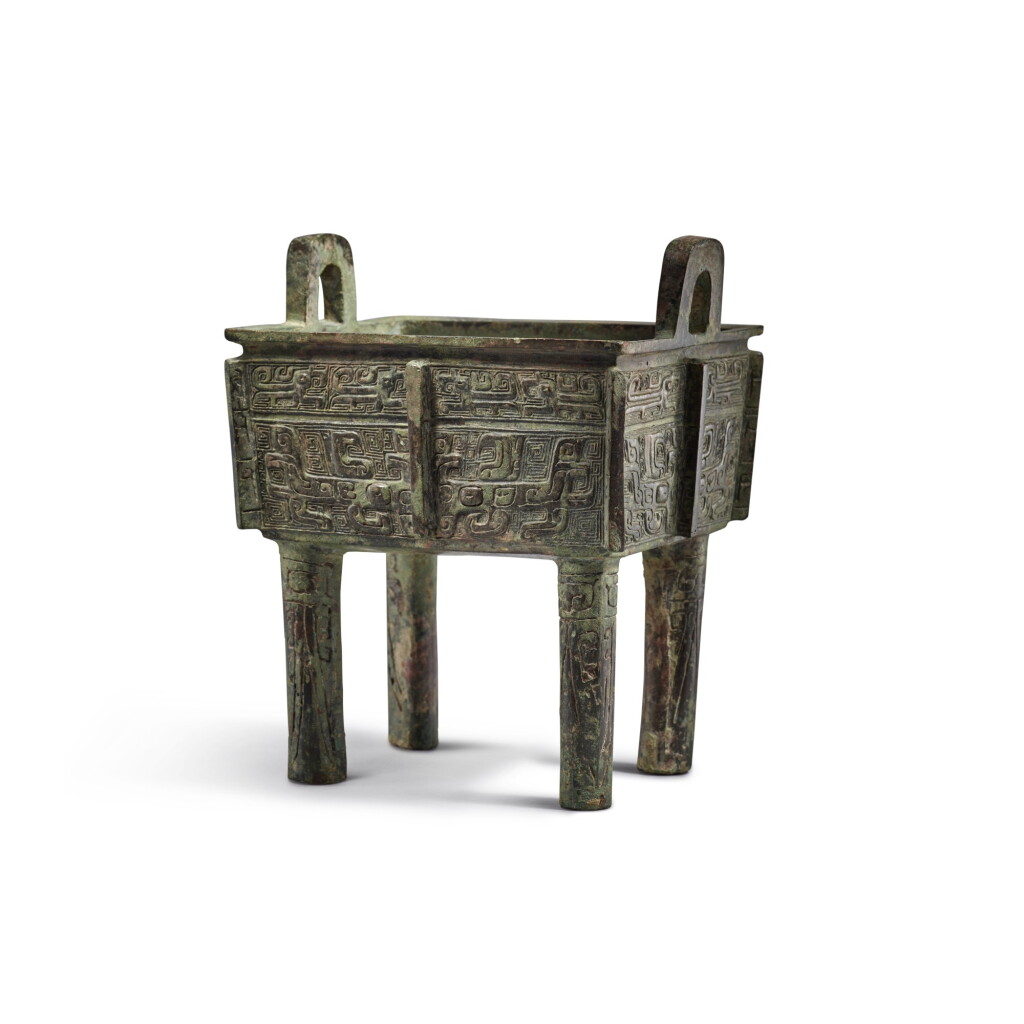 View full screen - View 1 of Lot 10. An archaic bronze food vessel (Fangding), Early Western Zhou dynasty | 西周初 青銅饕餮紋方鼎.