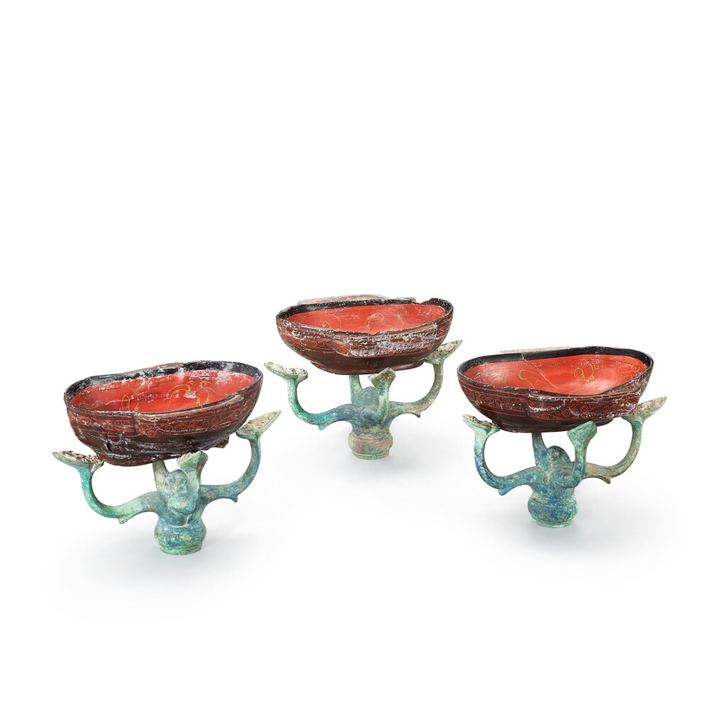 View full screen - View 1 of Lot 3076. A group of three rare Chu culture lacquer cups and bronze stands, Western Han dynasty | 西漢 楚文化彩漆耳盃及青銅四足座一組三套.