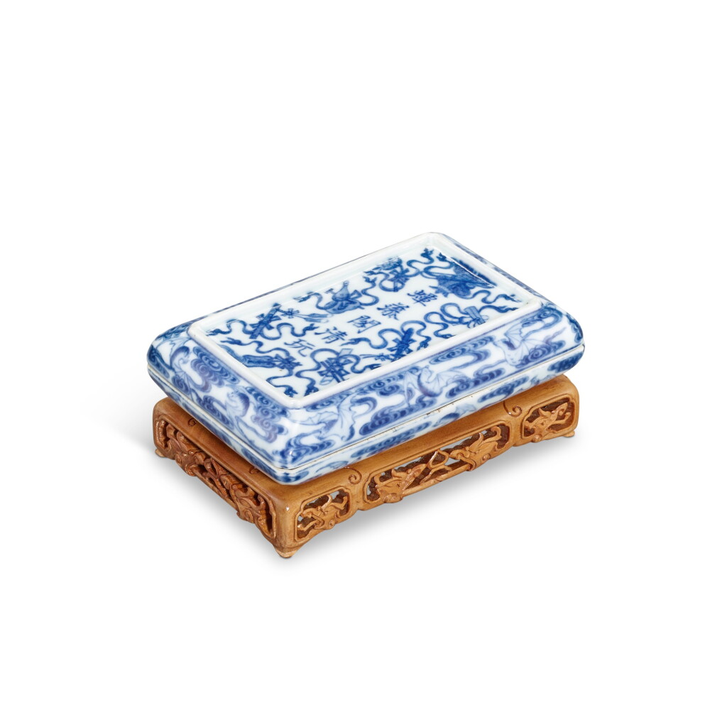 View full screen - View 1 of Lot 9338. An inscribed blue and white 'Eight Daoist Emblems' rectangular box and cover, Qing dynasty, Qianlong period | 清乾隆 青花暗八仙紋蓋盒 《蟫藻閣清玩》、《子安》款.