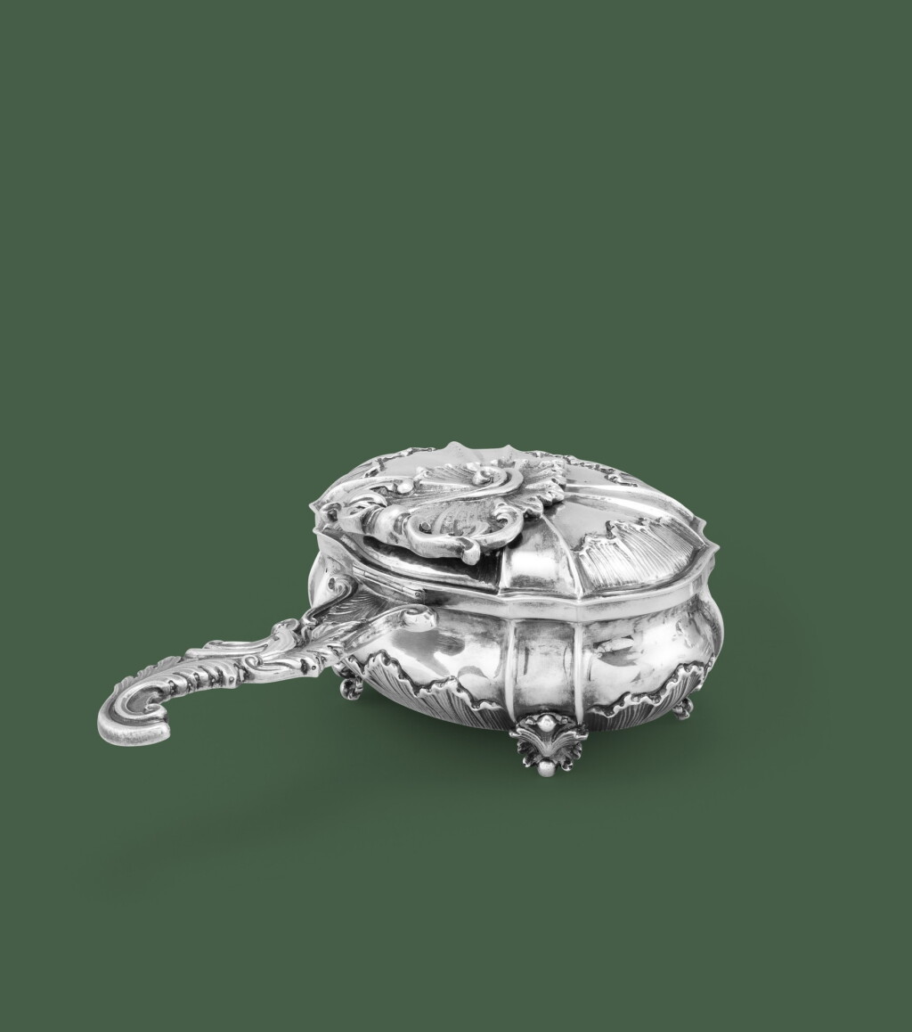 View full screen - View 1 of Lot 318. An Italian silver handled spitoon, Genoa probably circa 1750 | Crachoir couvert à manche en argent, Gênes probablement vers 1750.
