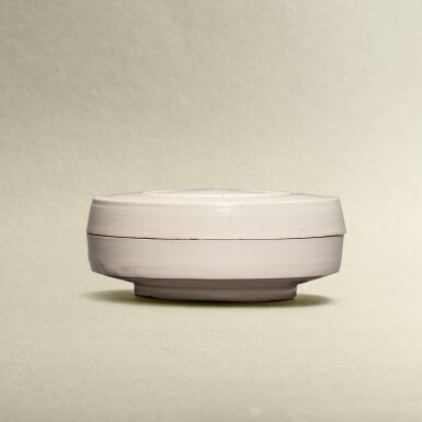 View full screen - View 1 of Lot 5776. A white-glazed box and cover, Northern Song / Jin dynasty | 北宋 / 金 白釉蓋盒.