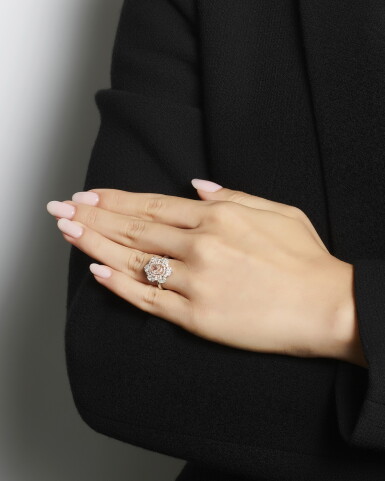 Voir en plein écran - Voir 1 du lot 1062. FANCY BROWN-PINK DIAMOND AND DIAMOND RING | 1.02卡拉 古墊形 彩棕粉紅色 SI1淨度 鑽石 配 鑽石 戒指.