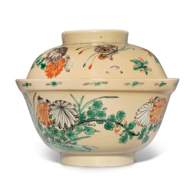 View full screen - View 1 of Lot 592. A café-au-lait-ground famille-verte bowl and cover, Qing dynasty, Kangxi period | 清康熙 米黃地五彩菊蝶圖蓋盌.