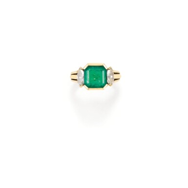 View full screen - View 1 of Lot 56. BAGUE ÉMERAUDE ET DIAMANTS | EMERALD AND DIAMOND RING.