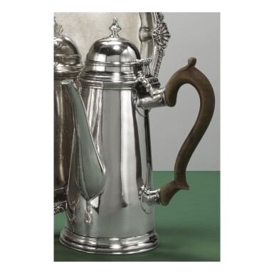 View full screen - View 1 of Lot 197. A LARGE EARLY IRISH SILVER COFFEE POT, DAVID KING, DUBLIN, 1706-07.