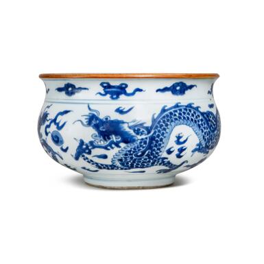 View full screen - View 1 of Lot 712. A blue and white 'dragon' bombé censer, 17th century | 十七世紀 青花雲龍趕珠紋爐.