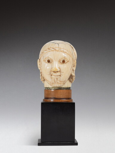 View full screen - View 1 of Lot 26. Indo-portuguese, 17th century, A carved ivory head | Indo-Portugais, XVIIe siècle, Pommeau en forme de tête.