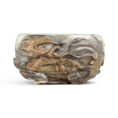 Voir en plein écran - Voir 1 du lot 1018. A 'chicken bone' jade 'peach and bat' washer, 17th / 18th century | 十七 / 十八世紀 雞骨玉雕福壽紋洗.